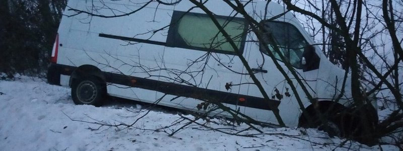 В Днепропетровской области грузовик вылетел в кювет, а в снегу застряли 15 автомобилей