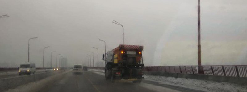 Коммунальщики продолжают чистить Днепр от снега и посыпать дороги