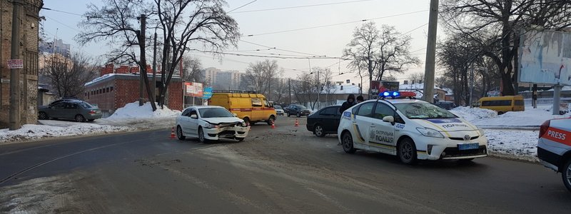 В Днепре на Чернышевского столкнулись Mitsubishi и Skoda: проезд затруднен