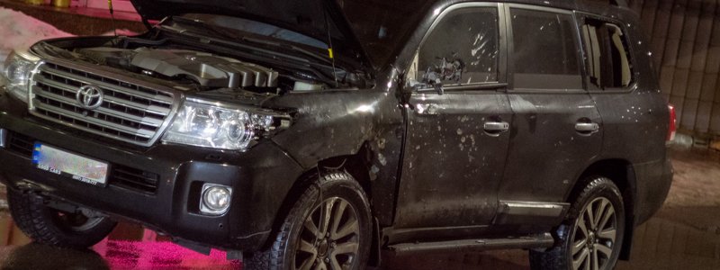 В Днепре на Литейной стреляли в автомобиль Toyota: фото и видео с места происшествия