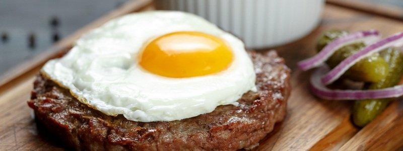 Полезные и вкусные рецепты: как приготовить рубленый бифштекс с деревенским яйцом