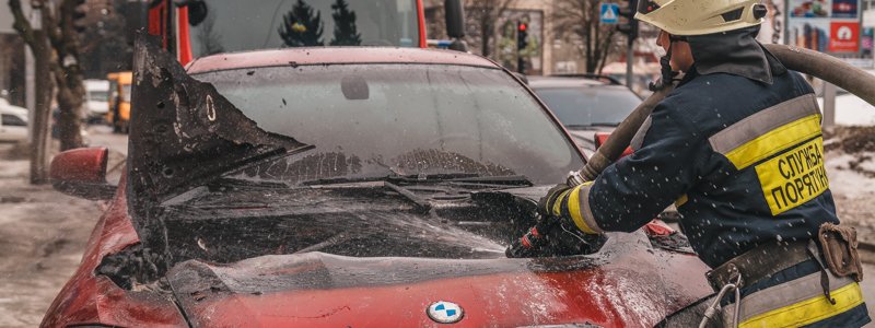 В Днепре на проспекте Гагарина горел автомобиль BMW