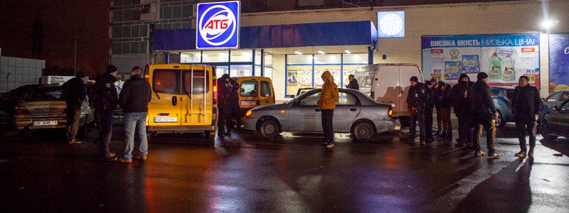 В Днепре нетрезвого водителя, устроившего ДТП на парковке "АТБ", задержали прохожие