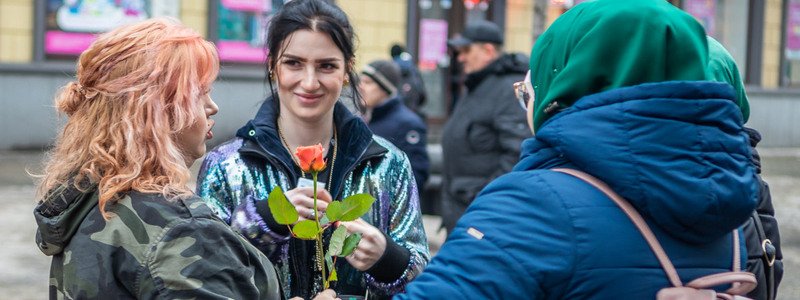 В центре Днепра в честь Дня хиджаба девушки раздавали цветы и конфеты