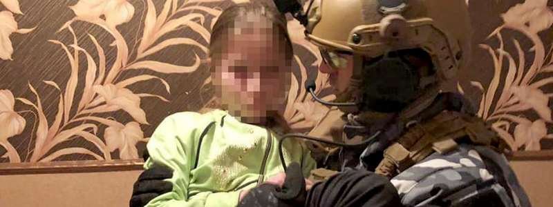 В Днепре мужчина похитил 12-летнего ребенка: квартиру преступника взяли штурмом