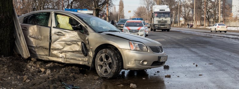 В Днепре на Богдана Хмельницкого Mercedes врезался в Mitsubishi, который тянул ВАЗ на тросе