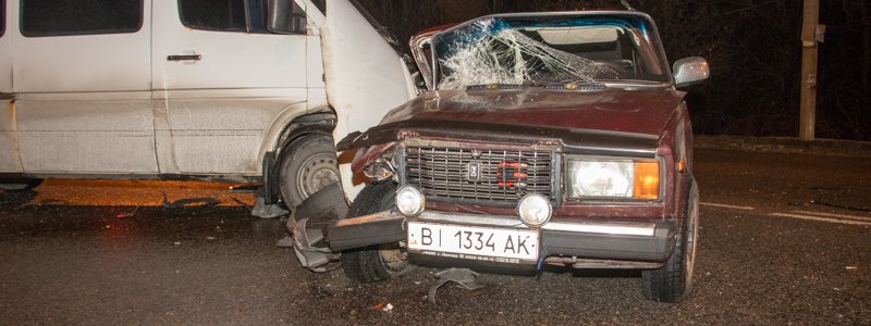 В Днепре на Запорожском шоссе Mercedes Sprinter протаранил ВАЗ: пострадал мужчина