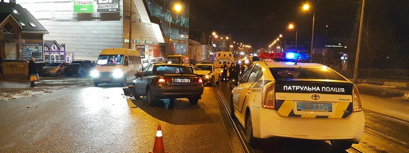 В Днепре возле "Приозерного" лоб в лоб столкнулись Mazda  и Audi: есть пострадавшие