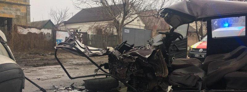 В Днепре столкнулись ВАЗ и Mercedes: водителя вырезали спасатели
