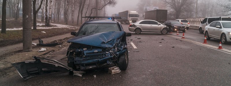 В Днепре на Космической столкнулись Toyota и ВАЗ: у водителей переломы