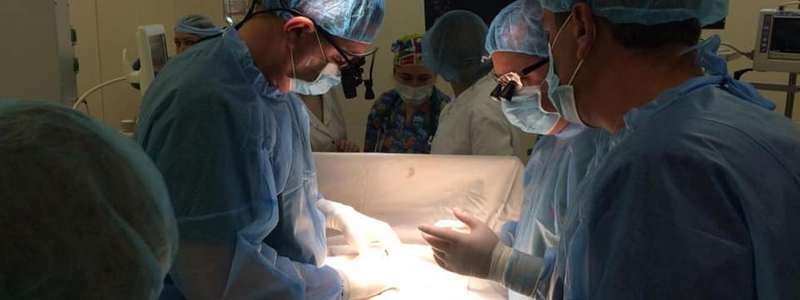 В центре Руднева в Днепре провели первую операцию на сердце у недоношенного ребенка