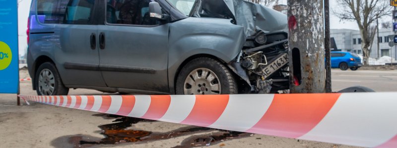 В Днепре на Запорожском шоссе Fiat влетел в столб на остановке