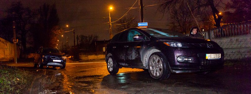 В Днепре на Михаила Грушевского не поделили дорогу Mitsubishi и Mazda: женщину забрала скорая