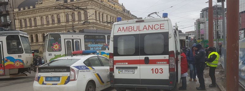 В центре Днепра трамвай № 1 зацепил женщину: движение парализовано
