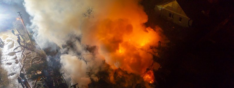 Сильный пожар на Универсальной в Днепре: причины, подробности и фото с места происшествия