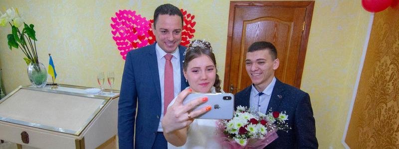 В День святого Валентина мэр Каменского поздравил молодоженов