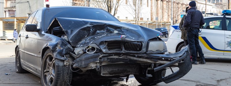 На Яворницкого столкнулись Ford и BMW: движение электротранспорта парализовано