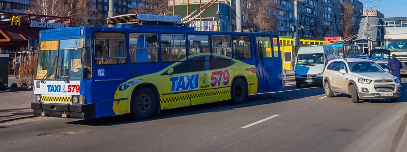 На Слобожанском проспекте Chevrolet сбил водителя троллейбуса
