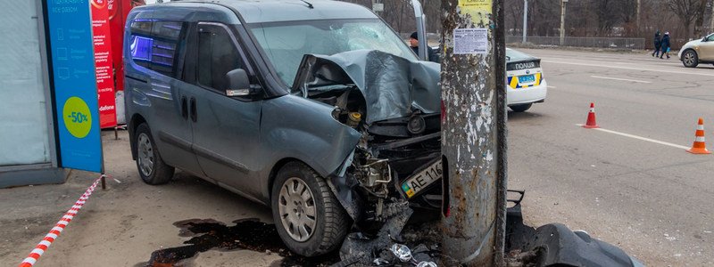 В Днепре Fiat «влетел» в столб на остановке: пострадавший ищет свидетелей