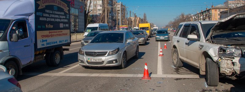 На Слобожанском проспекте столкнулись Mercedes и Land Rover: образовалась пробка