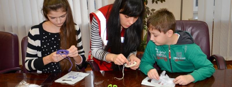 В Днепропетровской облгосадминистрации дети АТОшников делали "ловцов снов"