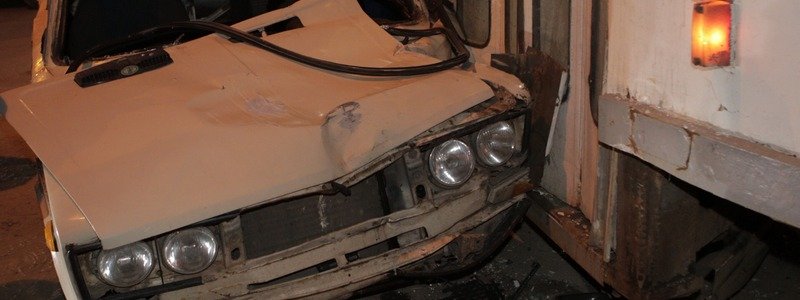 «У меня жигуль, как бы я затормозил»: в центре Днепра водитель ВАЗа врезался в трамвай