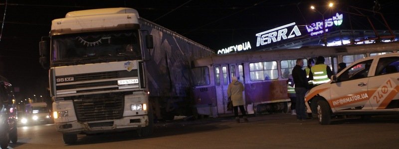На Богдана Хмельницкого трамвай № 16 «дал угла» и ударил фуру: дорога почти перекрыта