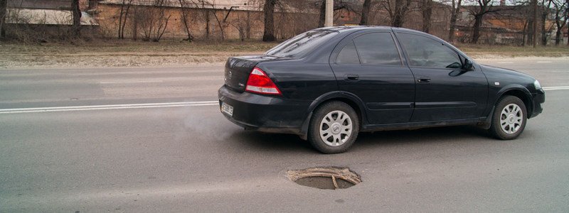 Внимание автомобилистам: на Маяковского посреди дороги спрятался открытый люк