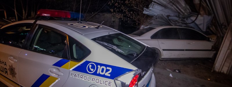В Днепре на Отечественной водитель Volvo «влетел» в забор и убегал от патрульных дворами