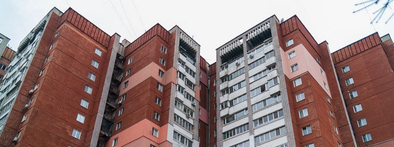 В Днепре на Тополе-1 онкобольной мужчина выбросился с балкона 13-го этажа