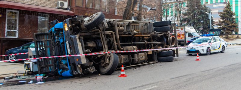 В центре Днепра перевернулся грузовик: появилось видео момента аварии