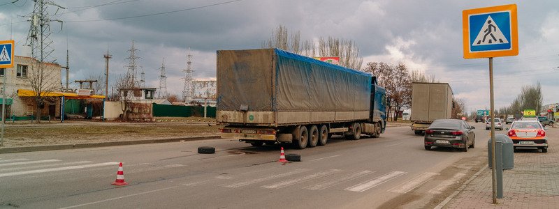 На Донецком шоссе, возле "Каравана", фура переехала женщину
