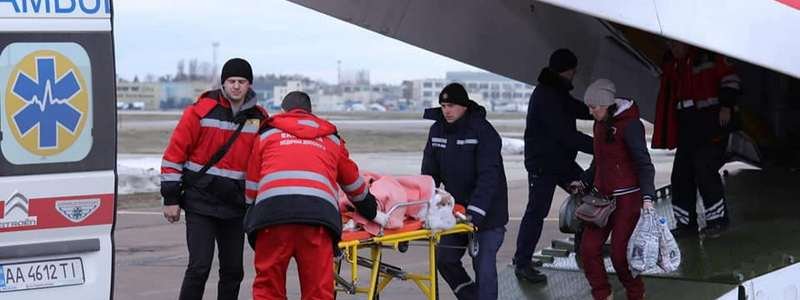 Волонтер из Днепра помогал эвакуировать больную 12-летнюю девочку на самолете