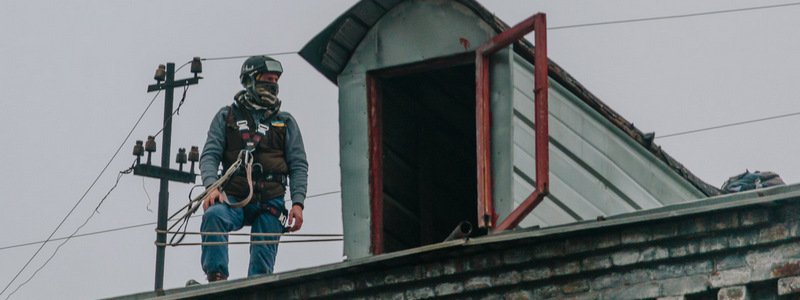 В центре Днепра альпинисты спасли прохожих от опасности