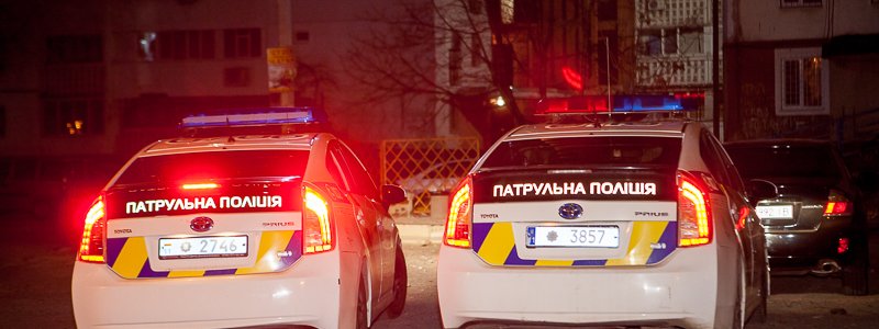 В Днепре на улице Михновского неизвестные избили парня в подъезде и отнесли его в гаражи