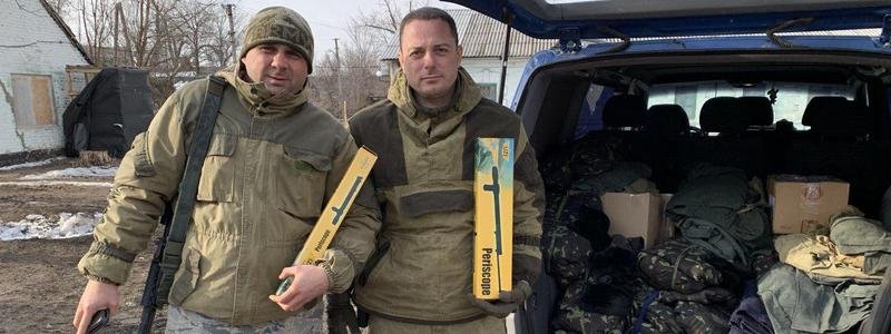 Мэр Каменского Андрей Белоусов привез снаряжение бойцам на передовую