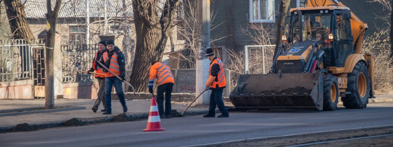 На радость автомобилистам: в Днепре на Киевской чинят дорогу
