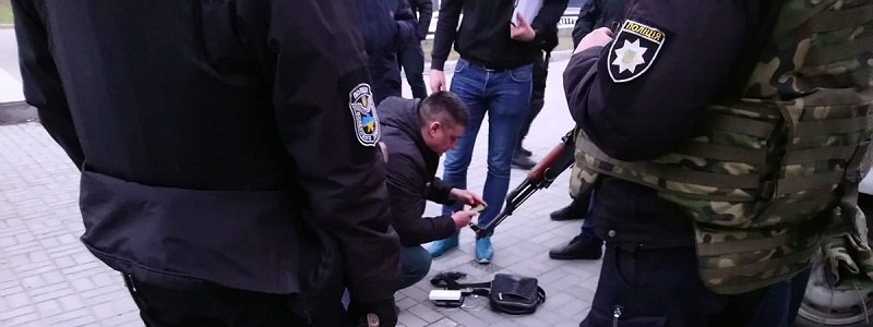 В Днепре на Набережной спецназ "запаковал" человека-митинга Константина Бильцана