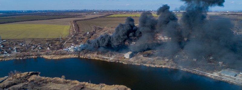 Под Днепром весь день тушили пожар: фото и видео с высоты