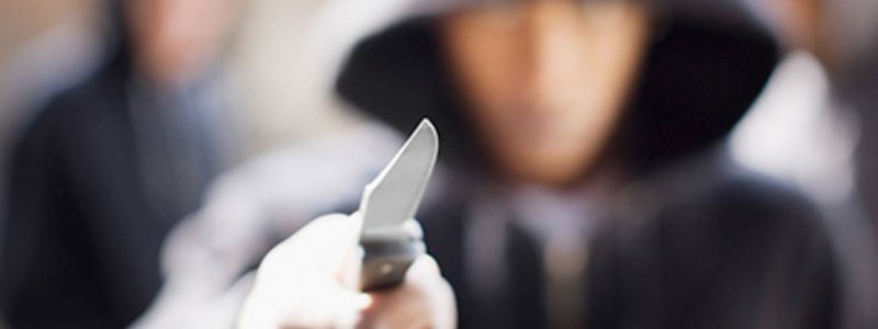 Недалеко от Днепра трое мужчин ограбили заправку, угрожая охраннику ножом