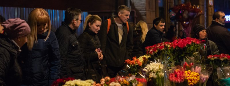 На цветочном рынке в центре Днепра собрались толпы мужчин