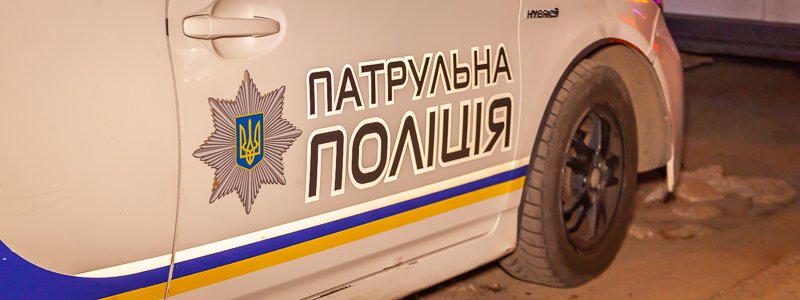 В Днепре на Калиновой, возле заправки "ОККО", мужчина заступился за девушку и получил удар ножом