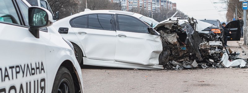 В Днепре на Запорожском шоссе автомобиль BMW «влетел» в бетонное ограждение