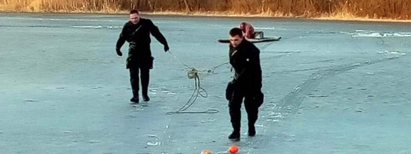 В Днепре на Красном Камне под лед провалились рыбаки: один из мужчин погиб