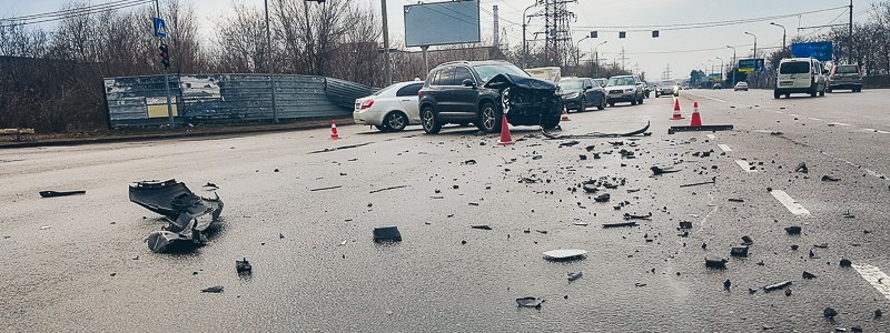 В Днепре на Набережной Заводской столкнулись Mazda, Volkswagen и Mitsubishi, едва не сбив пешехода