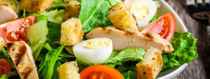 Полезные и вкусные рецепты: как приготовить весенний салат с куриной грудкой