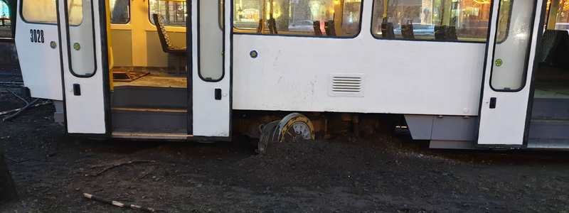 В центре Днепра трамвай сошел с рельсов: движение электротранспорта приостановлено