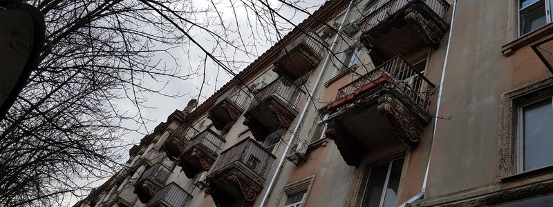 В центре Днепра разрушается балкон: камни летят на прохожих