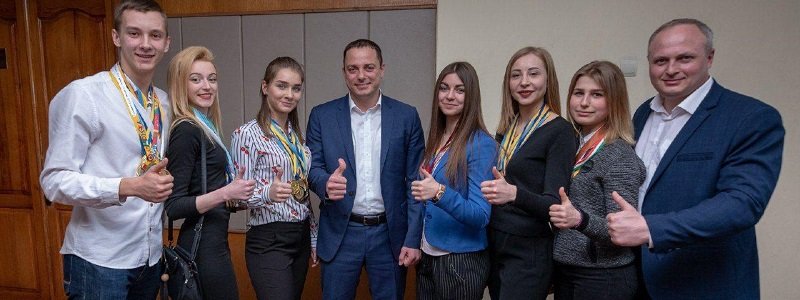 Мэр Каменского торжественно вручил награды ведущим спортсменам города