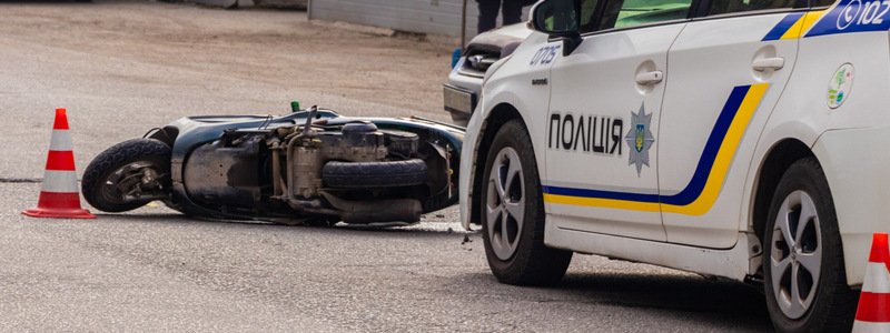 В Днепре на Сухомлинского столкнулись автомобиль Subaru и мопед: пострадала женщина